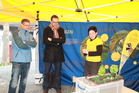 Dornbirner Messe: Ursula Schelling erklärt Markus Mähr und Lukas Indermaur, wie sich das Wasser in einem natürlichen Fluss und einem künstlichen verteilt (v.r.n.l) © Andi Götz